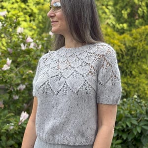 Patrón para tejer un suéter Lotus Lace: Diseño de canesú ligero (patrón en PDF)