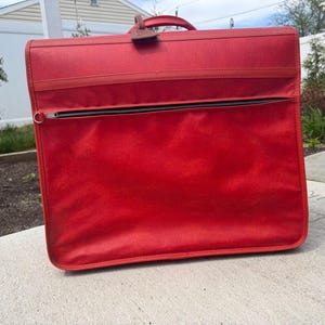 Maleta vintage roja Oshkosh, bolsa de viaje antigua, decoración vintage para el hogar, ropa y moda, bolsa con cremallera y asa.