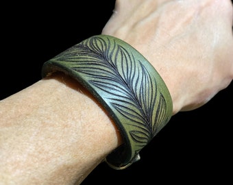 Floral Green Leather Bracelet, Burned Leather Personalized Gift for her, Garden Inspired Bracelet