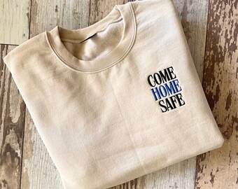 Ven a casa sano y salvo // Línea Azul Delgada // Apoya el Azul // Sudadera de Cuello Redondo Unisex con Bordado Heavy Blend™