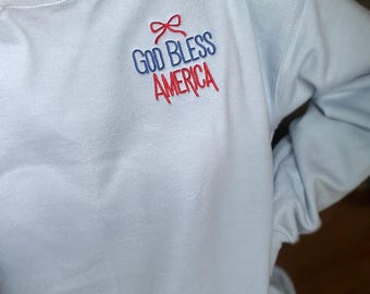 Sudadera unisex con cuello redondo y bordado "Dios bendiga a Estados Unidos" // EE. UU. // Patriótica // Sudadera unisex con cuello redondo y bordado de mezcla pesada™