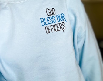 Dios bendiga a nuestros oficiales // Back the Blue // Thin Blue Line // Sudadera unisex bordada de cuello redondo Heavy Blend™