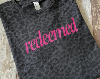 Camiseta con estampado de leopardo redimido / Camiseta gráfica informal