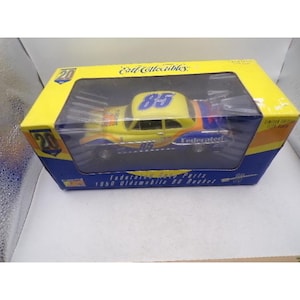 Puede incluir: Un coche de modelo fundido a presión 1950 Oldsmobile 88 Rocket amarillo, azul y naranja en una caja. El coche tiene el número 85 en el techo y la marca Federated Auto Parts. La caja es amarilla y azul con el texto "Ertl Collectibles".