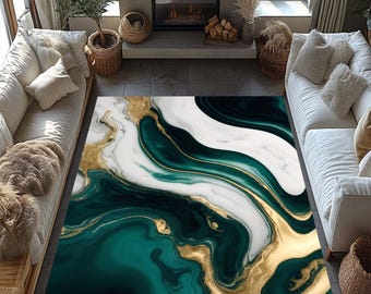 Puede incluir: Una alfombra rectangular con diseño de mármol. La alfombra presenta un patrón fluido de verde esmeralda, blanco y dorado. La alfombra está colocada en un salón, con sofás blancos y luz natural.