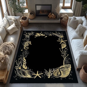 Può includere: Tappeto da area nero e oro con un designo di cavalluccio marino, conchiglie e stelle marine. Il tappeto ha uno sfondo nero con accenti dorati.