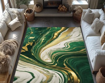 Puede incluir: Una alfombra rectangular con un diseño de remolino en tonos verdes, blancos y dorados. El patrón se asemeja al mármol o al ágata, con líneas fluidas y una estética lujosa. La alfombra está en un salón con sofás blancos.