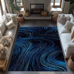 Può includere: Un tappeto rettangolare con un motivo a spirale blu e nero. Il design presenta linee fluide e piccole macchie dorate, creando un aspetto dinamico e strutturato. Il tappeto è collocato in un soggiorno con divani bianchi e un camino.