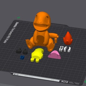 Könnte beinhalten: Eine orangefarbene, 3D-gedruckte Charmander-Figur mit verschiedenen abgetrennten Teilen in Gelb, Rosa, Schwarz, Blau und Weiß. Die Figur sitzt auf einer schwarzen Gitteroberfläche. Eine rote Flamme ist ebenfalls vorhanden.