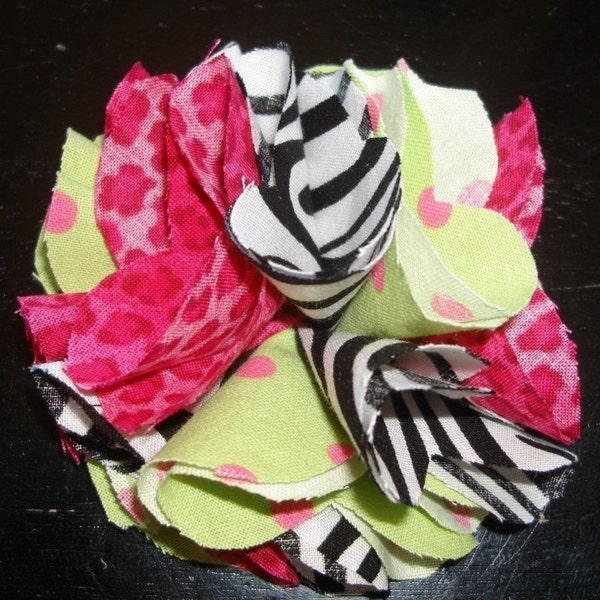 Pattern Confetti Betty Medium Large Fabric Flower Hair Clip brooch for toddlers, girls, women. NO SEWING MACHINE NEEDED. PDF Tutorial includes 5 sizes 3.75 , 4, 4.5, 5 and 5.5 inches