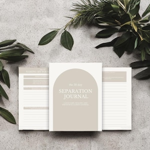Może przedstawiać: Biały dziennik z beżową okładką, na której znajduje się zaokrąglony łuk i tekst "the 30 day SEPARATION JOURNAL A self-care, healing, and emotional clarity journal".