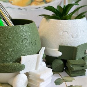 Reading Buddy Planter with Tray – Book Collector Edition | Fuzzy 3D Printed Pot for Desk or Bookshelf