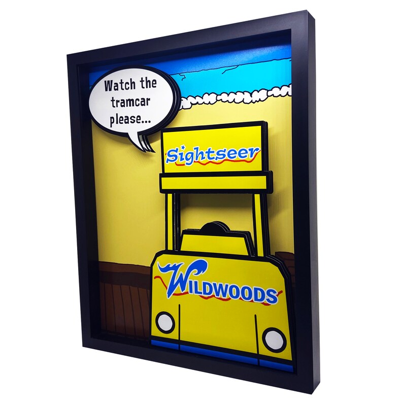 Peut inclure: Un mod&egrave;le jaune et bleu d'un tramway avec les mots "Sightseer" et "Wildwoods" dessus. Le tramway est devant une sc&egrave;ne de plage de dessin anim&eacute; avec une bulle de dialogue qui dit "Regardez le tramway s'il vous pla&icirc;t..."