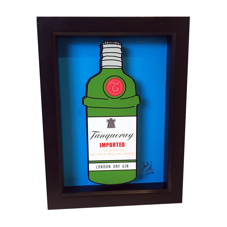 Puede incluir: Una ilustraci&oacute;n enmarcada de una botella verde de ginebra Tanqueray London Dry. La botella est&aacute; en un estilo 3D, con la etiqueta y la tapa de la botella saliendo del marco. El fondo es de color azul brillante.