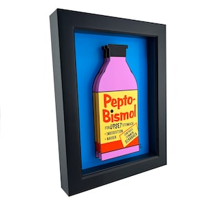 Puede incluir: Una ilustración enmarcada de una botella de Pepto-Bismol rosa y amarilla con el texto "Pepto-Bismol para el malestar estomacal - Indigestión - Náuseas Controla la diarrea común".