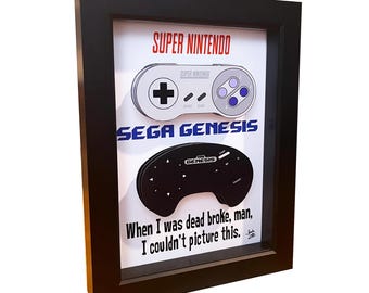 Arte 3D de mandos de SNES y Sega Genesis: cartel de videojuego enmarcado