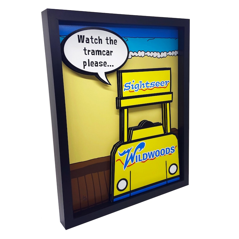 Peut inclure: Un tramway de dessin anim&eacute; jaune et bleu avec les mots "Sightseer" et "Wildwoods" dessus. Le tramway est dans un cadre noir avec une bulle de dialogue qui dit "Regardez le tramway s'il vous pla&icirc;t..."