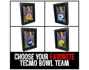 Puede incluir: Cuatro imágenes enmarcadas de cartuchos de videojuegos Tecmo Bowl con diferentes logotipos de equipos de la NFL. Los equipos son los San Francisco 49ers, los New York Giants, los Dallas Cowboys y los Green Bay Packers. El texto debajo de las imágenes dice "Elige tu equipo favorito de Tecmo Bowl."