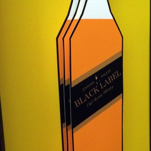 K&ouml;nnte beinhalten: Drei &uuml;bereinander gestapelte Papp-Ausschnitte von Johnnie Walker Black Label 12 Jahre altem Blended Scotch Whisky Flaschen. Die Flaschen sind orange und goldfarben mit schwarzem Text und einem Schwarzwei&szlig;bild eines Mannes, der geht. Der Text auf den Flaschen lautet "Johnnie Walker Black Label Old Scotch Whisky 12 Blended Scotch Whisky".