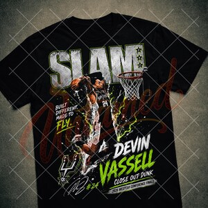 Pode incluir: Uma t-shirt preta com um gráfico de um jogador de basquete a fazer um afundanço. O texto inclui "SLAM", "BUILT DIFFERENT. MADE TO FLY.", "DEVIN VASSELL", "CLOSE OUT DUNK", "2026 WESTERN CONFERENCE FINALS" e o número "24" com um logótipo de equipa.