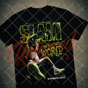 Könnte beinhalten: Schwarzes T-Shirt mit einem Basketballspieler im Spurs-Trikot, der einen UFO-Dunking macht. Das Design enthält die Worte "SLAM" und "OUT OF THIS WORLD" in Neongrün, mit dem Text "VICTOR WEMBANYAMA" unten.