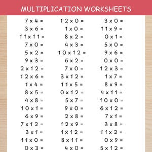Può includere: Un foglio di lavoro sulla moltiplicazione con problemi matematici, tra cui equazioni come 7 x 4 = e 12 x 0 =. Il titolo "MULTIPLICATION WORKSHEETS" è in alto in rosso. Lo sfondo è un motivo a venature di legno chiaro.
