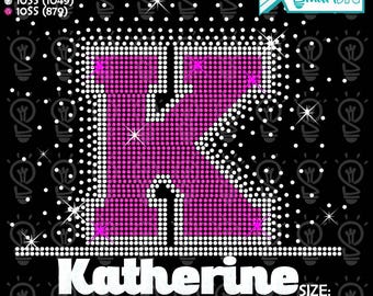 Könnte beinhalten: Ein digitales Produktdesign mit einem großen, rosa Buchstaben „K“ aus kleinen Punkten und dem Namen „Katherine“ darunter. Das Design enthält Strasssteindetails. Die Abmessungen betragen ca. 27,5 cm Breite und 27,6 cm Höhe, auf schwarzem Hintergrund.