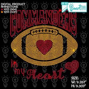 Könnte beinhalten: Ein digitales Strassstein-Design auf schwarzem Hintergrund. Das Design zeigt eine Footballform in Gelb und Gold mit einem roten Herz in der Mitte. Die Worte "Football in my Heart" sind in roten Strasssteinen geschrieben. Die Größe ist B: 23,54 cm und H: 23,64 cm.