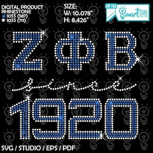 Op de afbeelding: Digitaal strassontwerp met de Griekse letters Zeta Phi Beta en het jaar 1920, in blauw en wit. Het ontwerp is 25,6 cm breed en 21,4 cm hoog. Inclusief SVG-, STUDIO-, EPS- en PDF-formaten.