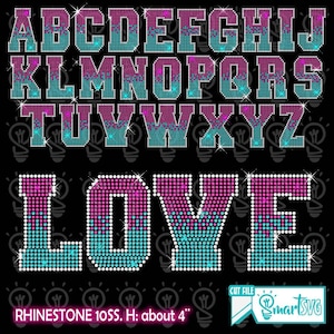 Könnte beinhalten: Auf schwarzem Hintergrund ein Strass-Alphabet in Rosa- und Türkis-Verlauf. Darunter das Wort "LOVE". Der Text "RHINESTONE 10SS. H: about 10 cm" befindet sich unten.