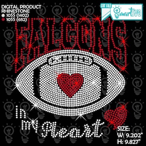 Puede incluir: Un diseño digital de pedrería sobre fondo negro. El diseño presenta una forma de balón de fútbol hecha de pedrería blanca con un corazón rojo en el centro. Las palabras "Pittsburgh" y "in my heart" están escritas en pedrería roja y blanca. El diseño mide 23,37 cm de ancho y 24,96 cm de alto.