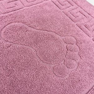 Soft Pink Cotton Bath Mat: Embossed Footprint Design(19.7x27.6 in (50x70 cm)