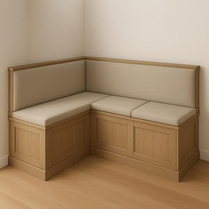 Puede incluir: Banco esquinero con asiento y respaldo tapizados en beige claro. El banco tiene una estructura de madera con acabado natural. El diseño presenta una base de almacenamiento integrada con puertas de panel, ideal para una cocina o comedor.