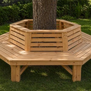 Könnte beinhalten: Ein hölzerner Baumstamm-Rundbank mit sechseckigem Design. Die Bank ist aus hellem Holz gefertigt und umschließt einen Baumstamm. Die Bank hat eine Lattenlehne und eine flache Sitzfläche. Die Bank befindet sich im Freien auf einer Rasenfläche.