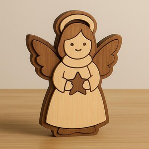 Könnte beinhalten: Eine Holzengel-Figur mit Heiligenschein, Flügeln und Stern. Der Engel besteht aus geschichtetem Holz in hellen und dunklen Brauntönen. Die Figur ist ein Dekorationsartikel, möglicherweise für Weihnachten oder religiöse Zwecke.