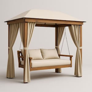 Op de afbeelding: Een houten schommel met een beige luifel en gordijnen. De schommel heeft een crèmekleurig kussen en twee bijpassende kussens. De gordijnen zijn vastgebonden met stoffen banden. De schommel is opgehangen aan metalen kettingen.