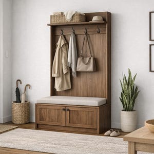 Puede incluir: Un banco de entrada de madera con un perchero incorporado. El banco tiene un asiento acolchado y dos puertas de armario. Arriba, una estantería con una cesta, una bufanda y un sombrero. Abrigos, una bufanda y un bolso cuelgan de ganchos.