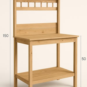 Può includere: Un banco da giardinaggio in legno chiaro con un ripiano a doghe e uno schienale con un piccolo ripiano e supporti verticali. Il banco misura 100 cm di larghezza, 50 cm di profondità e 150 cm di altezza.