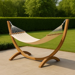 Peut inclure: Un hamac en bois avec un lit en toile crème. Le hamac est soutenu par un cadre en bois incurvé et repose sur une surface pavée. Le cadre est en bois brun clair. Le hamac est conçu pour la détente en plein air.