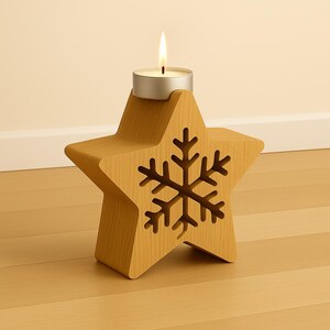 Può includere: Un portacandele a forma di stella in legno con un ritaglio a forma di fiocco di neve. Il portacandele è realizzato in legno di colore chiaro e contiene una candela da tè accesa. La fiamma della candela è luminosa e gialla.
