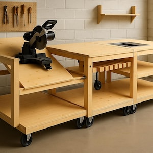 Peut inclure: Un établi en bois clair avec une scie à onglet noire sur une surface inclinable. L'établi possède plusieurs étagères et est monté sur roulettes. Un panneau perforé avec des outils est accroché au mur derrière.