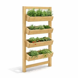 Könnte beinhalten: Ein vertikaler Holzpflanzer mit vier rechteckigen Pflanzkästen. Jeder Kasten ist mit verschiedenen grünen Pflanzen gefüllt, darunter Kräuter und Erdbeeren. Der Pflanzer ist aus hellem Holz gefertigt und steht vor einem weißen Hintergrund.
