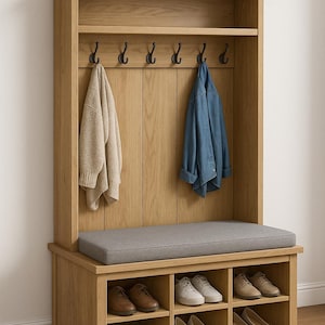 Könnte beinhalten: Holz-Eingangsbank mit grauem Kissen, Schuhablage und Kleiderhaken. Ein beiger Pullover und eine blaue Jeansjacke hängen an den Haken. Eine kleine Pflanze und eine weiße Box stehen oben.