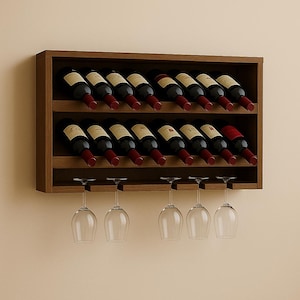 Könnte beinhalten: Ein Weinregal aus Holz mit zwölf Weinflaschen mit roten Etiketten und roter Folie. Sechs klare Weingläser hängen unter dem Regal. Das Regal ist an einer beigefarbenen Wand befestigt.