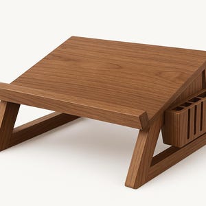 Puede incluir: Un atril de madera con una superficie inclinada y un portalápices incorporado. El soporte está hecho de madera marrón claro y tiene un diseño minimalista. El soporte está diseñado para sostener libros o tabletas.