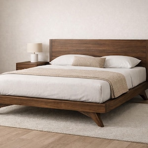 以下が含まれることがあります： ヘッドボード付きのモダンな木製ベッド。白い掛け布団、枕、ベージュのスローが特徴です。ベッドの隣には、ランプ付きのお揃いのナイトスタンドがあります。ベッドは明るい色のラグの上にあります。