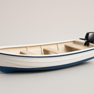 Puede incluir: Un pequeño bote blanco con una franja azul en la parte inferior y un motor fueraborda negro. El interior del bote es de color beige claro con bancos de madera. El bote está diseñado para uso recreativo.