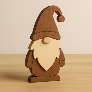 Puede incluir: Una figura de gnomo de madera con sombrero y cuerpo marrón, barba beige claro y nariz pequeña y redonda. El gnomo está de pie y tiene un diseño caprichoso, ideal para la decoración navideña o un toque divertido.