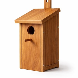 Könnte beinhalten: Ein Vogelhaus aus Holz mit natürlicher Oberfläche. Das Vogelhaus hat ein schräges Dach, ein rundes Einflugloch und eine kleine Sitzstange. Oben befindet sich eine kleine Holzschlaufe zum Aufhängen. Das Vogelhaus ist aus Holz gefertigt und hat ein schlichtes, klassisches Design.