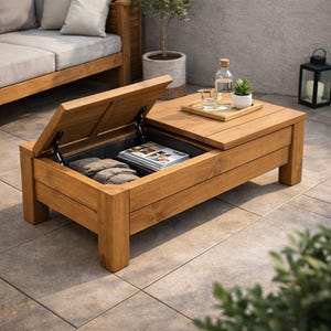 Può includere: Tavolino da caffè da esterno in legno marrone chiaro con coperchio sollevabile che rivela spazio contenitore. Il tavolo ha una forma rettangolare. Un vassoio con un bicchiere, una piccola pianta e una bottiglia d'acqua è posto sopra. L'area di stoccaggio contiene coperte e libri.